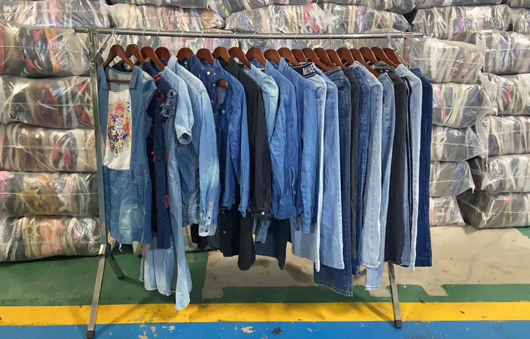 Roupas Usadas na Itália, Roupas Esportivas de Segunda Mão para Homens e Mulheres, Estilo Vintage a Shirys