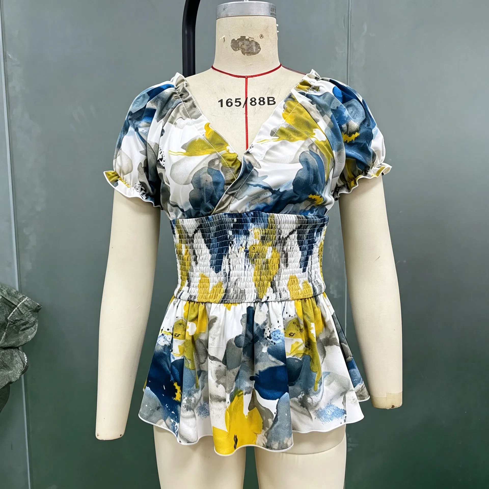 Blusa peplum ajustada de verão com decote em V, mangas curtas com babados, cintura smock e estampa floral para mulheres, personalizada OEM ODM