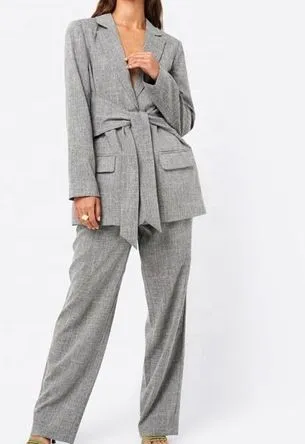Conjunto Feminino Sob Medida de Três Peças para Escritório