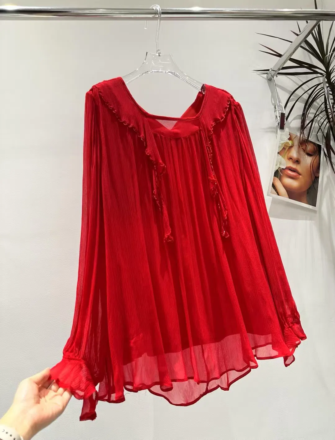 Blusa Plissada de Chiffon Vermelha Transparente com Punhos Ruffle Blusa Casual Solta para Mulheres