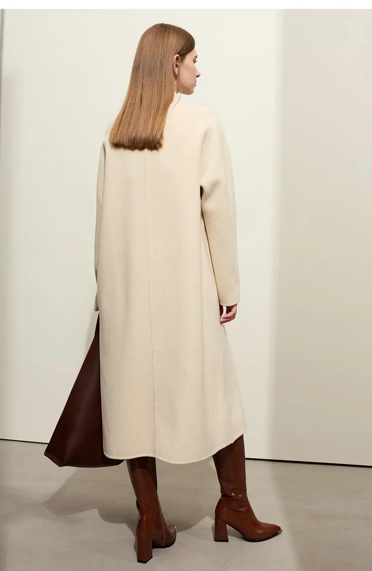 Casaco longo feminino detalhado inverno