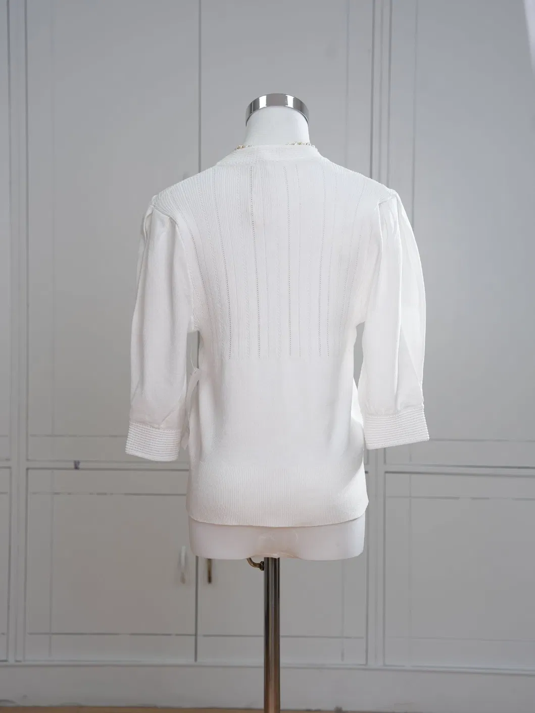 Camisa de malha leve feminina para a primavera e verão, branca, decote em V, blusa elegante e casual