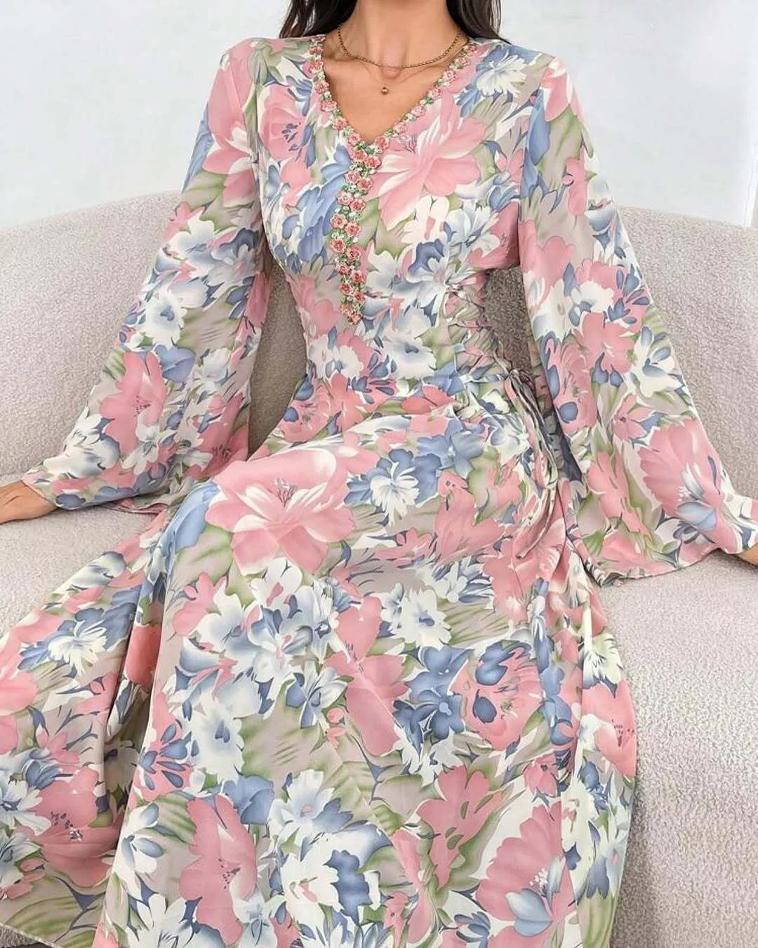 1688 Vestido Maxi Floral de Chiffon para Mulheres da China, com Decote em V, Manga Sino, Vestido Longo Boho, Vestido em A-Line