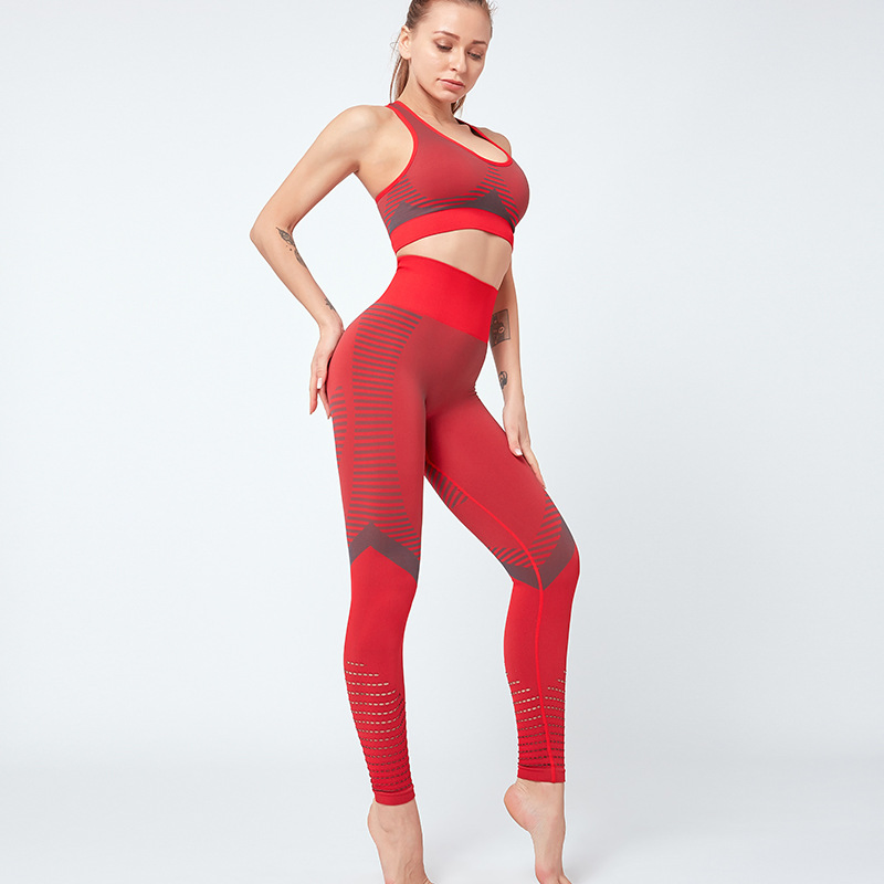 Conjunto de Top e Leggings Listrados para Mulheres em Roupas de Esporte