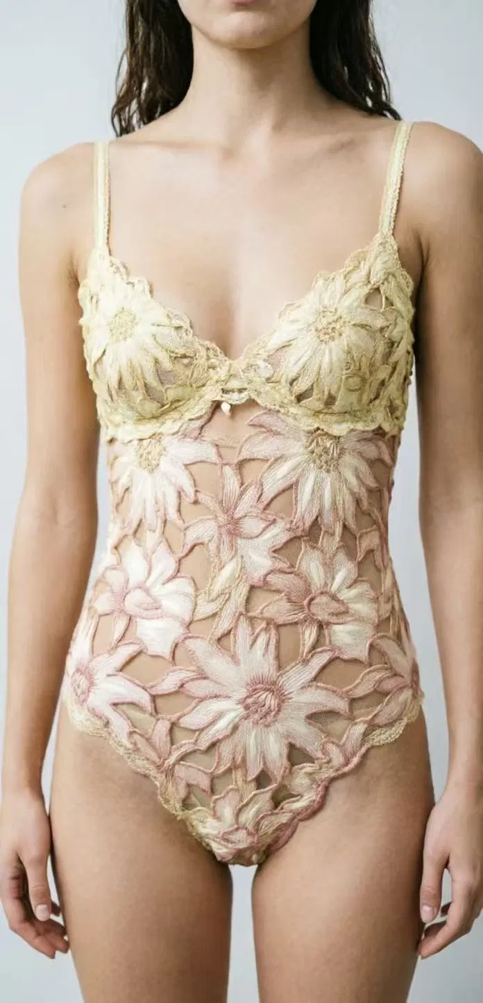Vestido Floral Premium com Mangas Curtas e Barra em Escalopê - Vestido Semi Formal para Coquetel e Festa no Jardim para Mulheres
