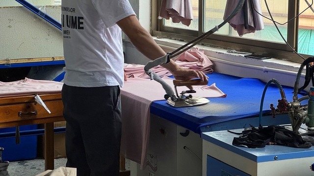 Controle de qualidade e acabamento final de vestidos de alta costura