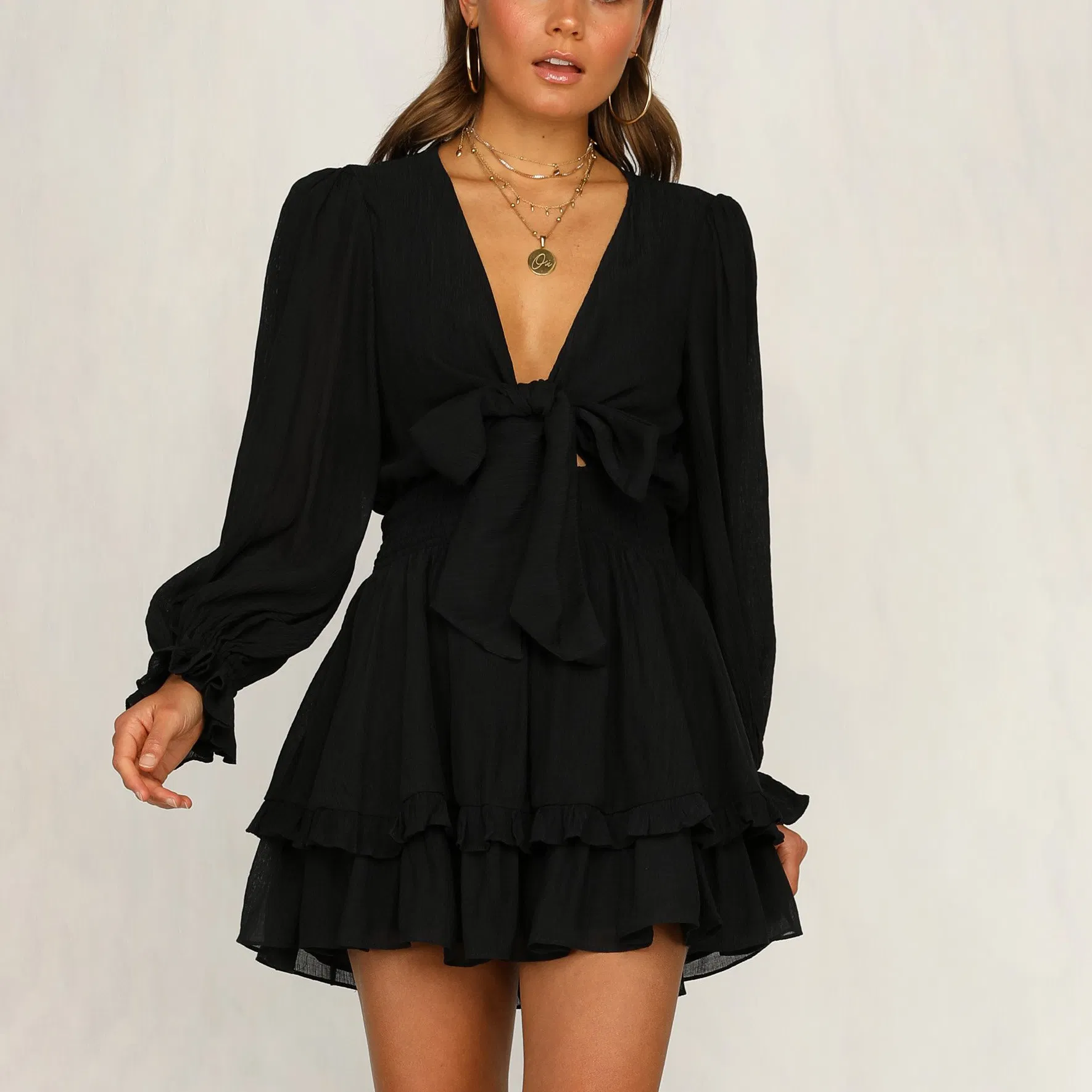 Vestido curto casual de verão feminino com decote em V e mangas longas