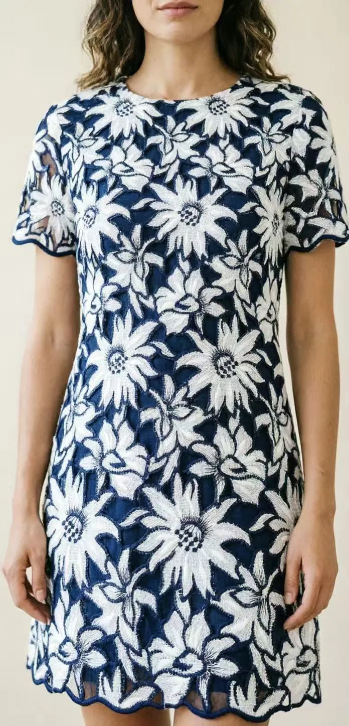Vestido Floral Premium com Mangas Curtas e Barra em Escalopê - Vestido Semi Formal para Coquetel e Festa no Jardim para Mulheres