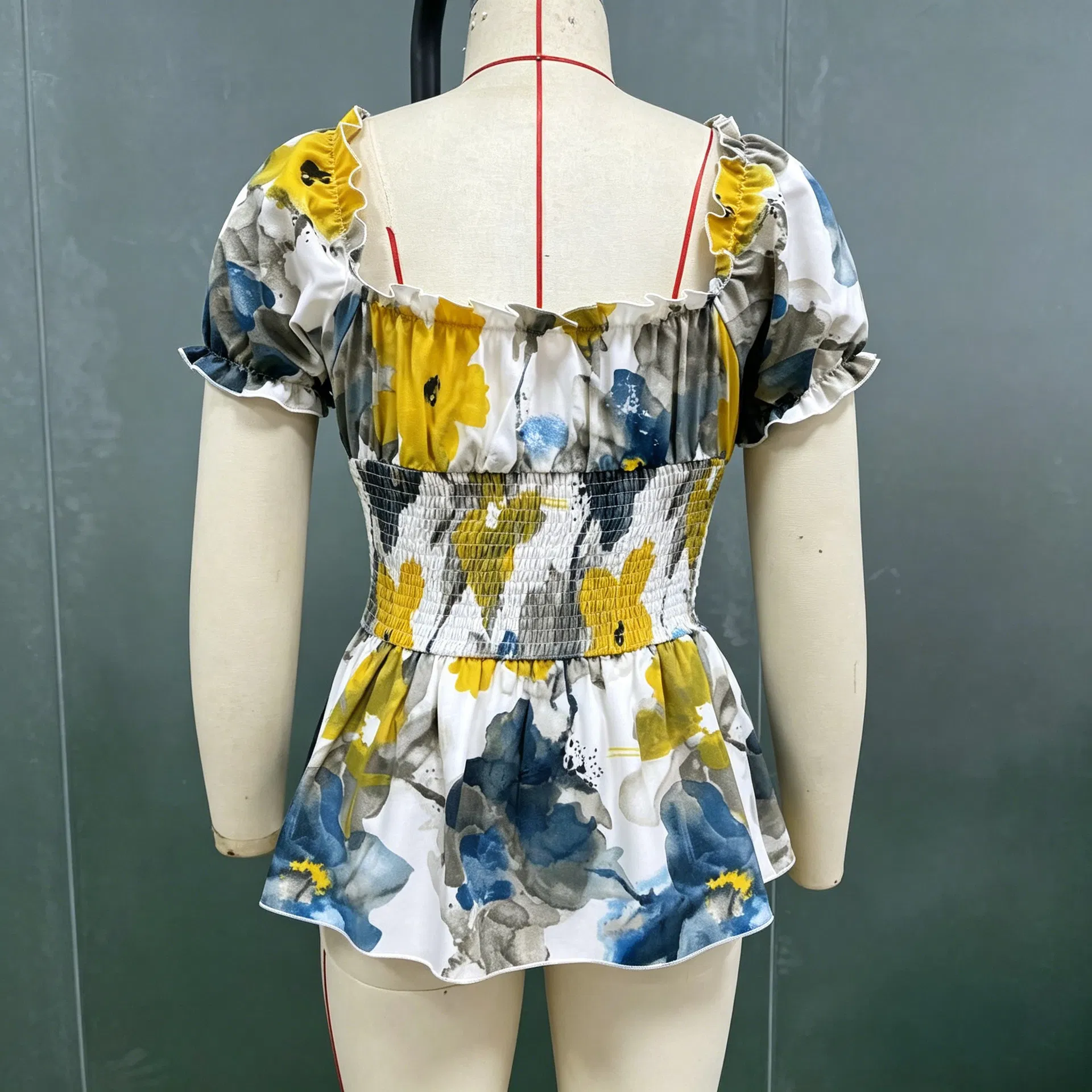 Blusa peplum ajustada de verão com decote em V, mangas curtas com babados, cintura smock e estampa floral para mulheres, personalizada OEM ODM