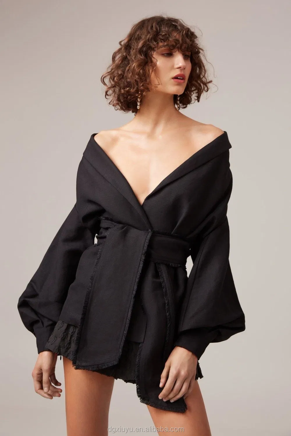 Blazers femininos pretos envolventes lisos tingidos sustentáveis