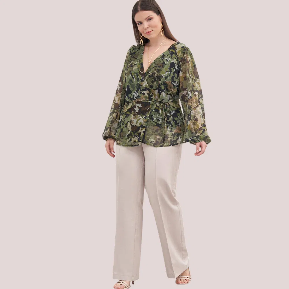 Chegada Nova de Fábrica Blusa Feminina em Chiffon Plus Size com Estampa Floral, Decote em V e Renda na Cintura