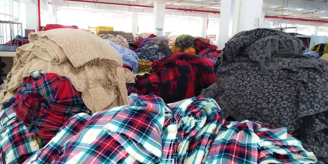 Cachecol Longo Feminino com Listras e Franjas 100% em Pura Cashmere Sustentável