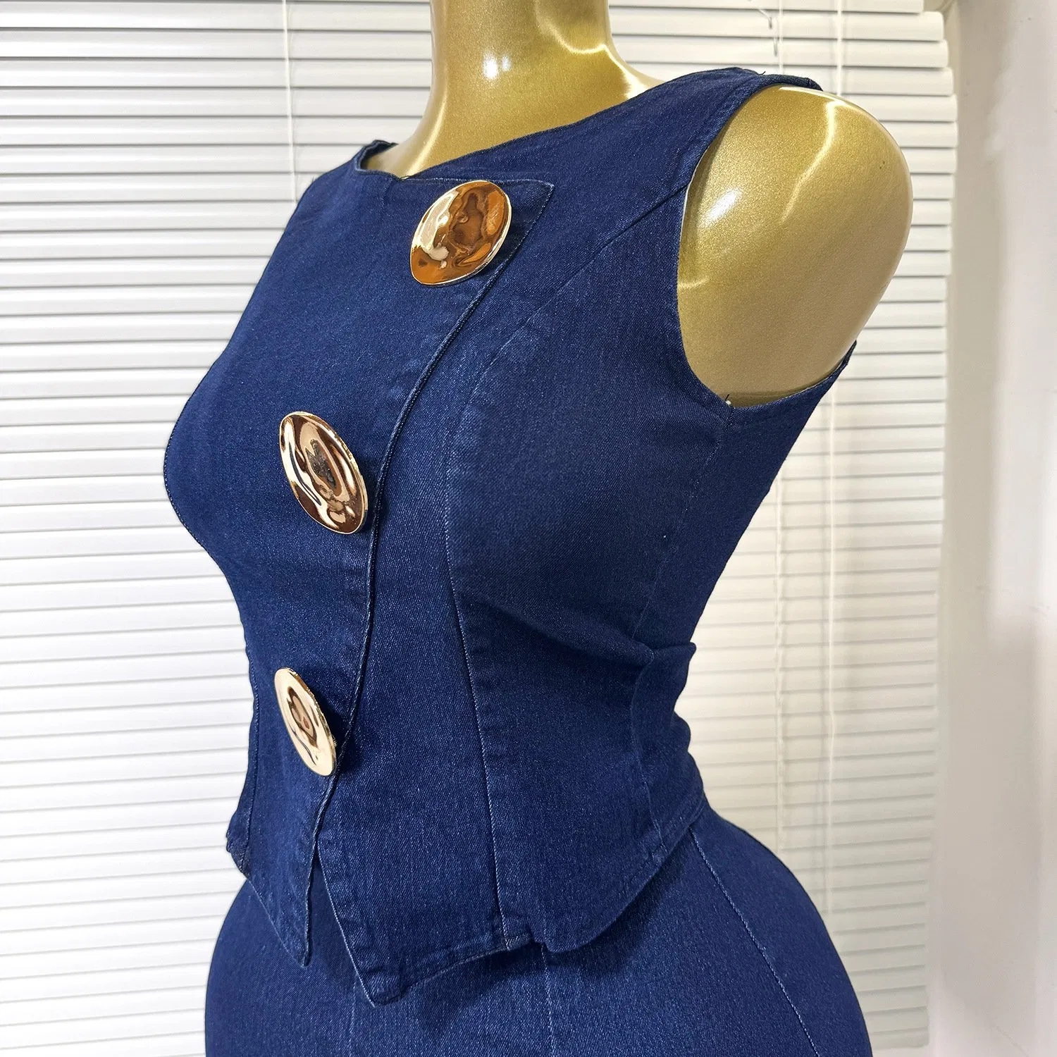 Conjunto Elegante de Top Sem Mangas em Denim e Calças Jeans de Cintura Alta com Pernas Largas para Mulheres, Gola Redonda, Botão de Metal, Roupa Casual em Denim com Ajuste Slim