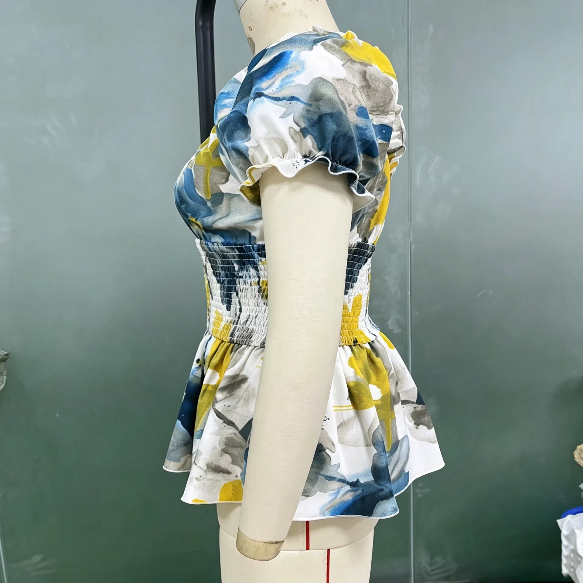 Blusa peplum ajustada de verão com decote em V, mangas curtas com babados, cintura smock e estampa floral para mulheres, personalizada OEM ODM