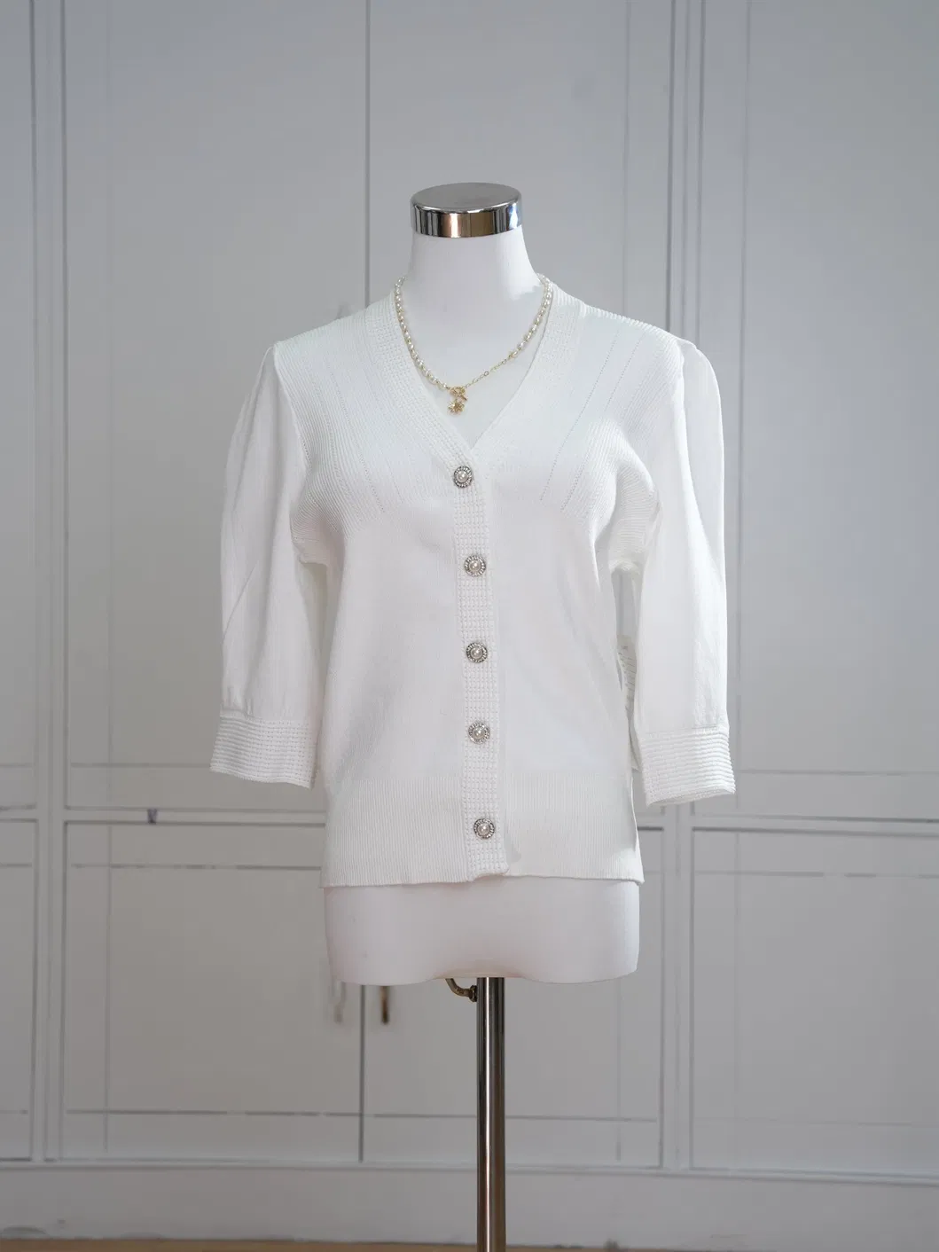 Camisa de malha leve feminina para a primavera e verão, branca, decote em V, blusa elegante e casual