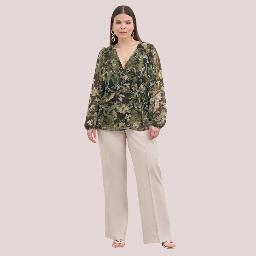 Chegada Nova de Fábrica Blusa Feminina em Chiffon Plus Size com Estampa Floral, Decote em V e Renda na Cintura