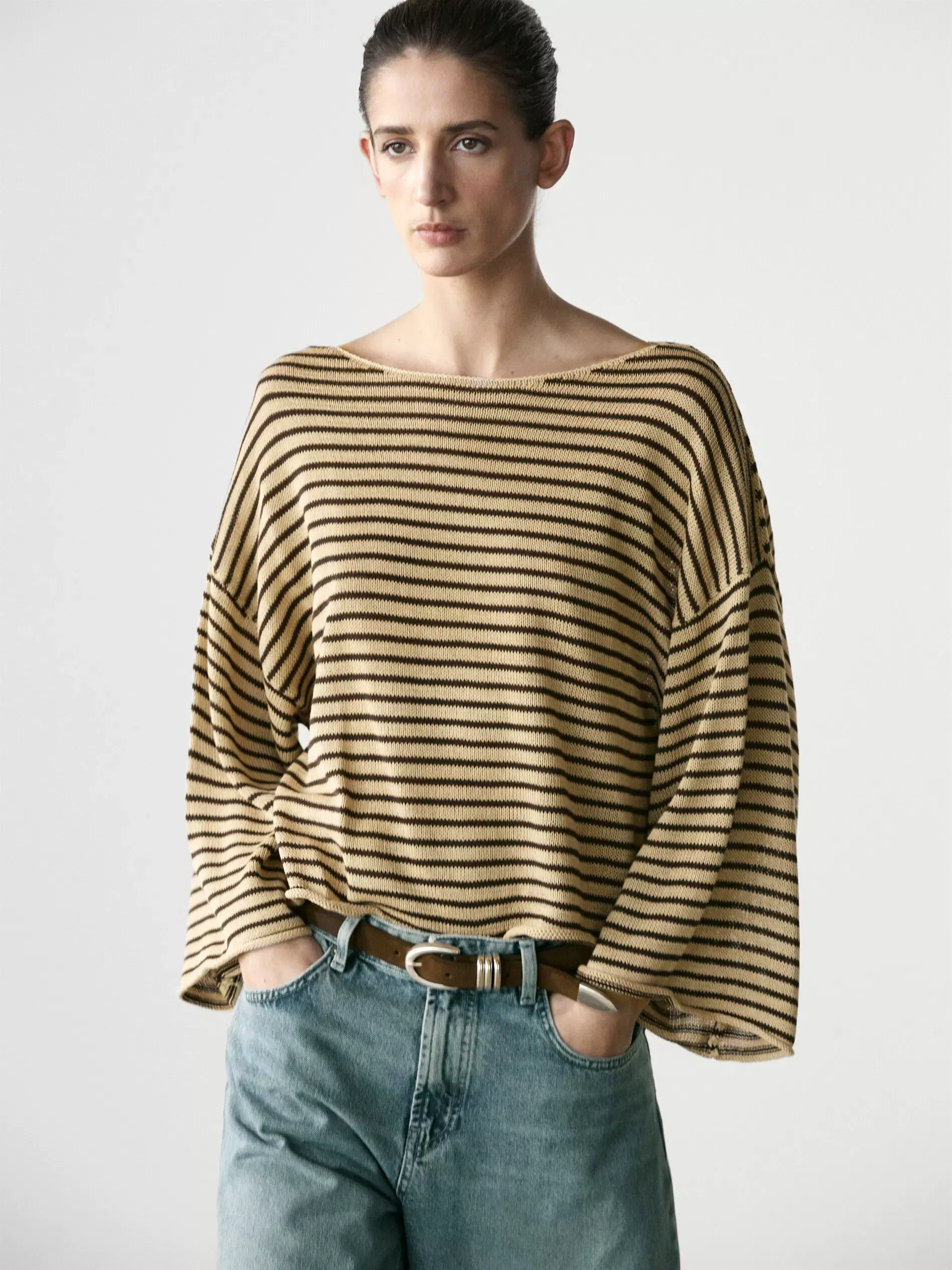 Detalhe do suéter de malha feminino