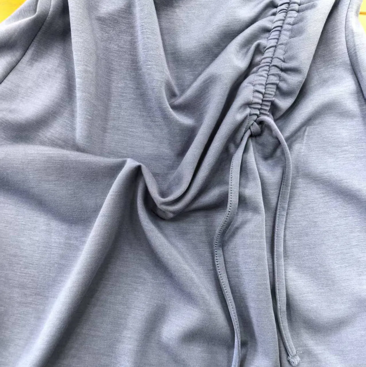 Vestido Midi Casual Sem Mangas com Cintura Franzida em Tecido Scuba Macio e Elástico para Mulheres