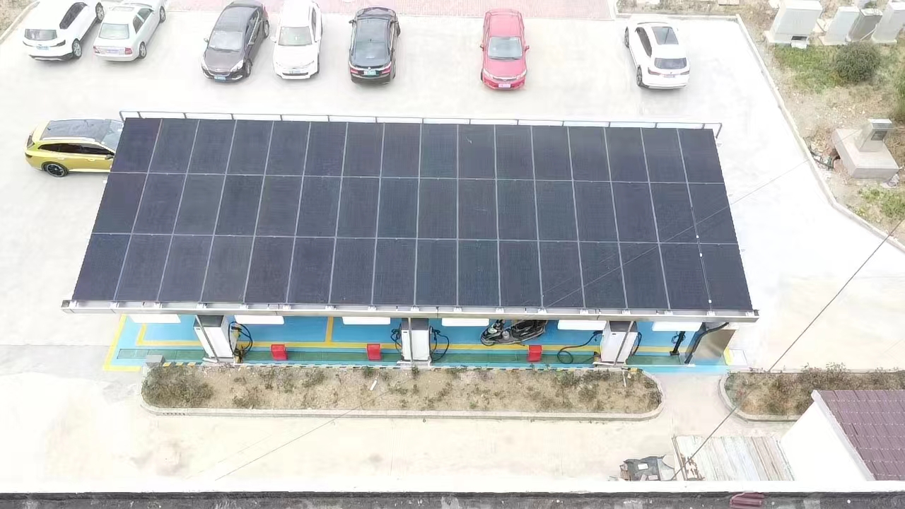 Photovoltaic and energy storage charging stations