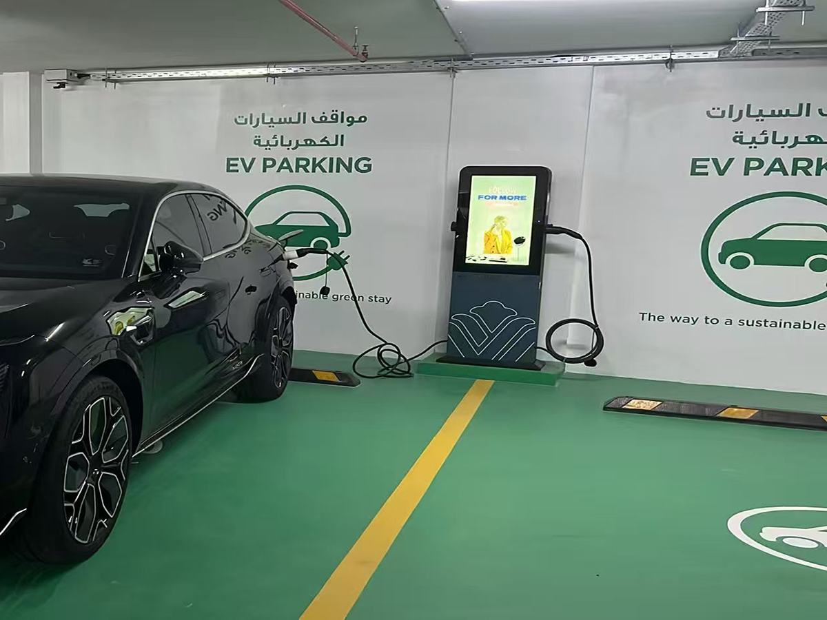 44kW dual-gun AC advertising charger with 32-inch LED screen