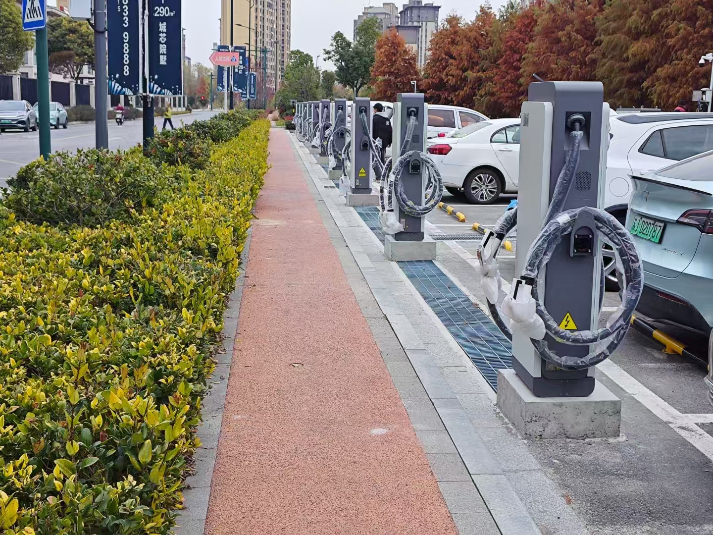 Two sets of 600kW one-to-ten-unit control charging stations