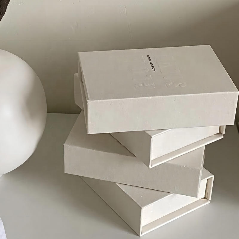 Special Paper White Gift Box with Embossed Logo for Clothing Jewelry for Cosmetics Gold Foil Embossing