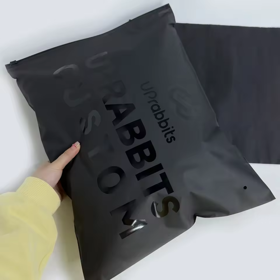 Eco-Friendly Custom Printing Plastic Packaging Black Zip Bag Frosted Zipper Lock Bag for Garment Clothing T-Shirt