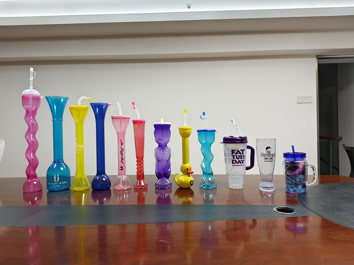 Custom Logo 16oz/24oz/32oz/48oz/100oz Vaso Yarda Para Cerveza Long Neck Slushy Cup Daiquiri Plastic Slush Yard Cups With Straw