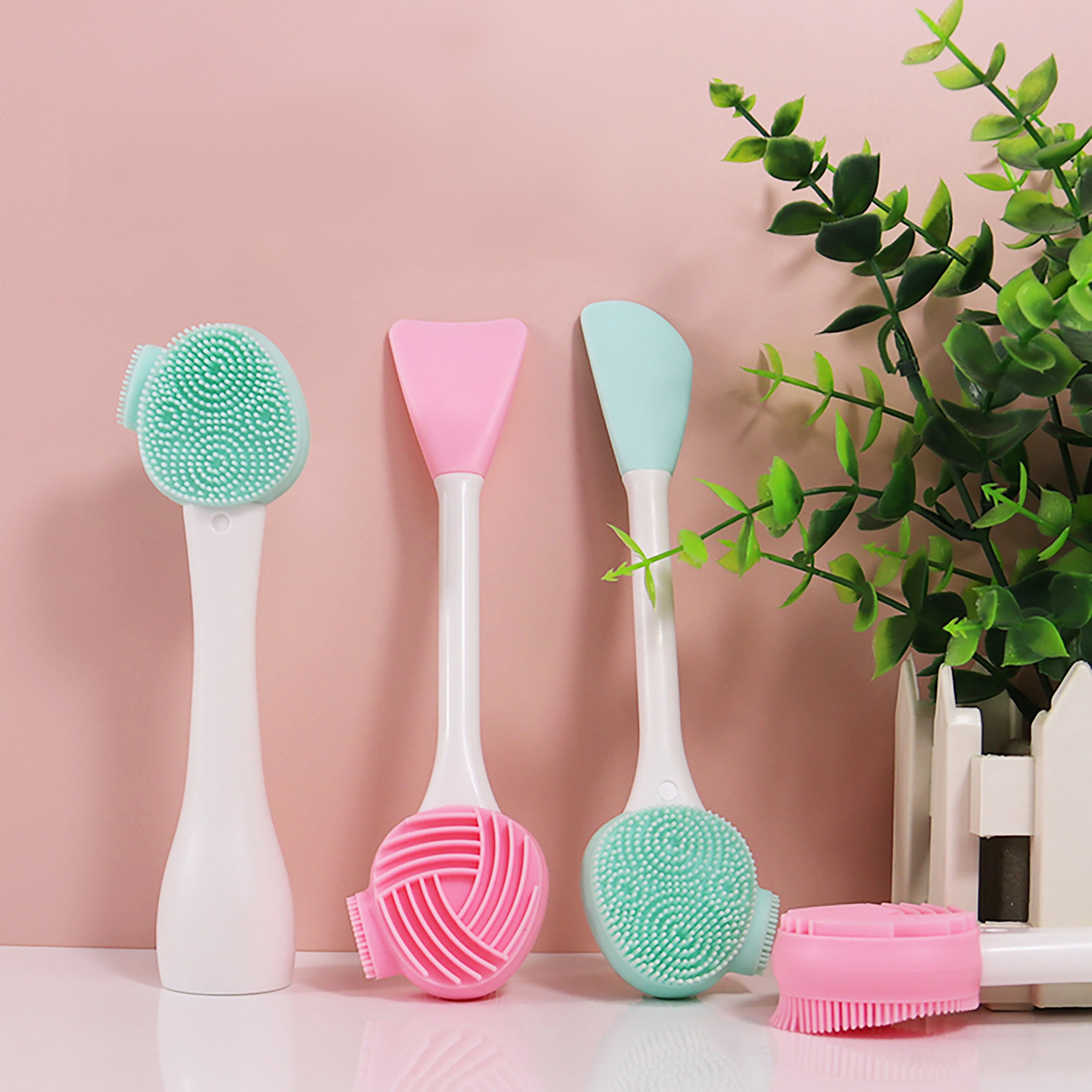 Soft Silicone Facial Cleansing Brush Face Skincare Scrubber Handheld Face Scrubber for Deep Gentle Exfoliating