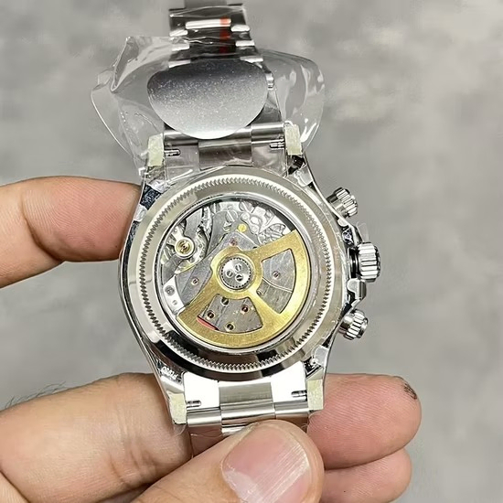 High-Performance Self-Winding Watch for Fitness Enthusiasts with Durability Cert