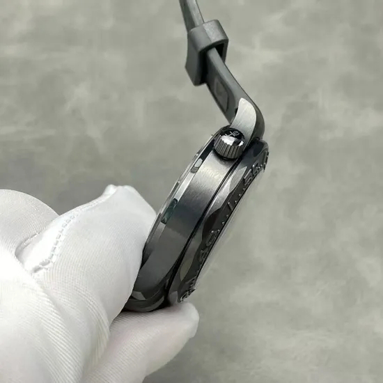 High-Tech Carbon Fiber Watch for Extreme Sports with Lightweight Patent