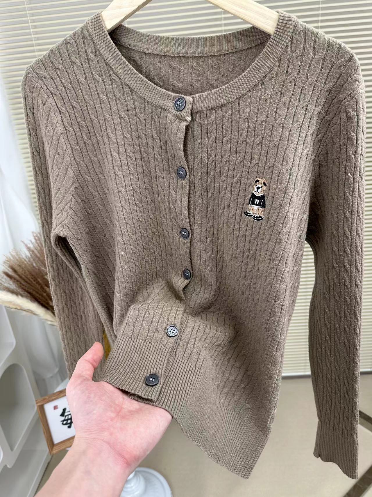 Solid Color Round Neck Long Sleeved Sweater Knitted Jacket Top for Women's New Item, Embroidered with Teddy Bear Design