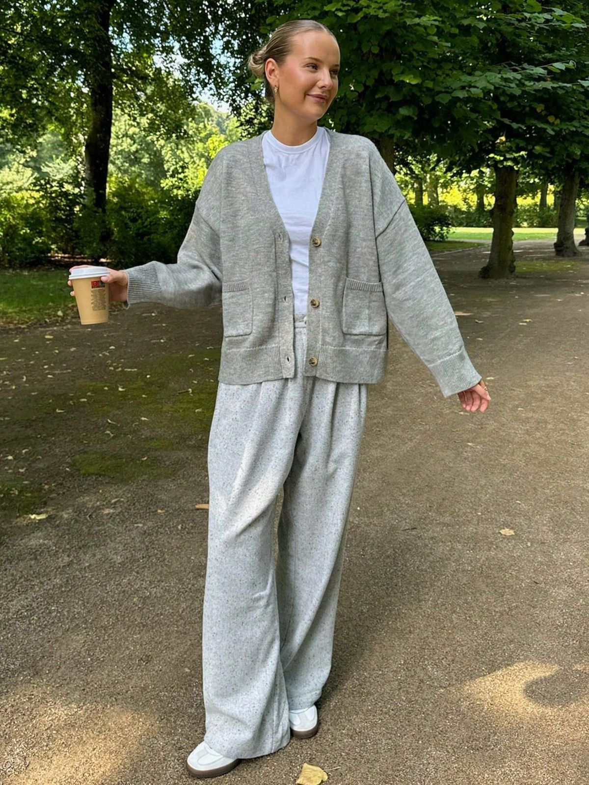 OEM Custom Classic Solid V Neck Pocket Cardigan Casual Winter Coat with Lantern Sleeves Women's Knitted Sweater