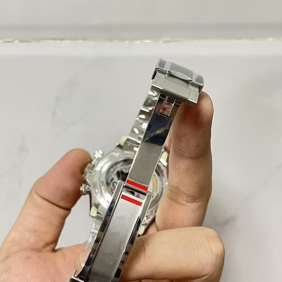 High-Performance Self-Winding Watch for Fitness Enthusiasts with Durability Cert
