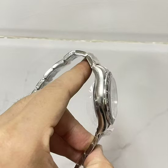 High-Performance Self-Winding Watch for Fitness Enthusiasts with Durability Cert