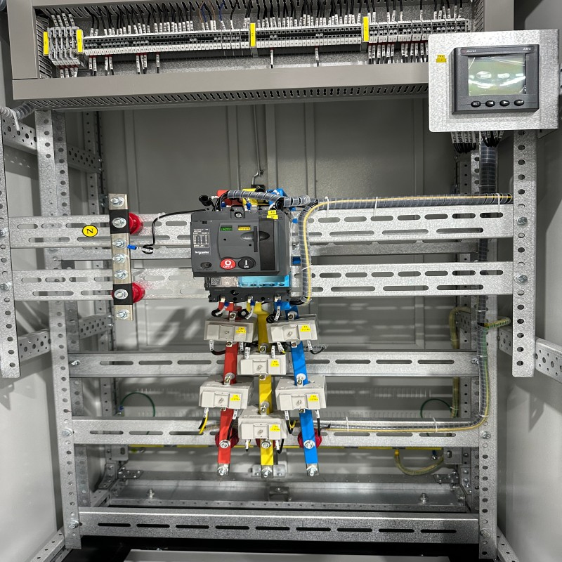 Painel de Sincronização de Geradores Personalizado para Controle de Paralelismo em Sistemas de Energia de Backup