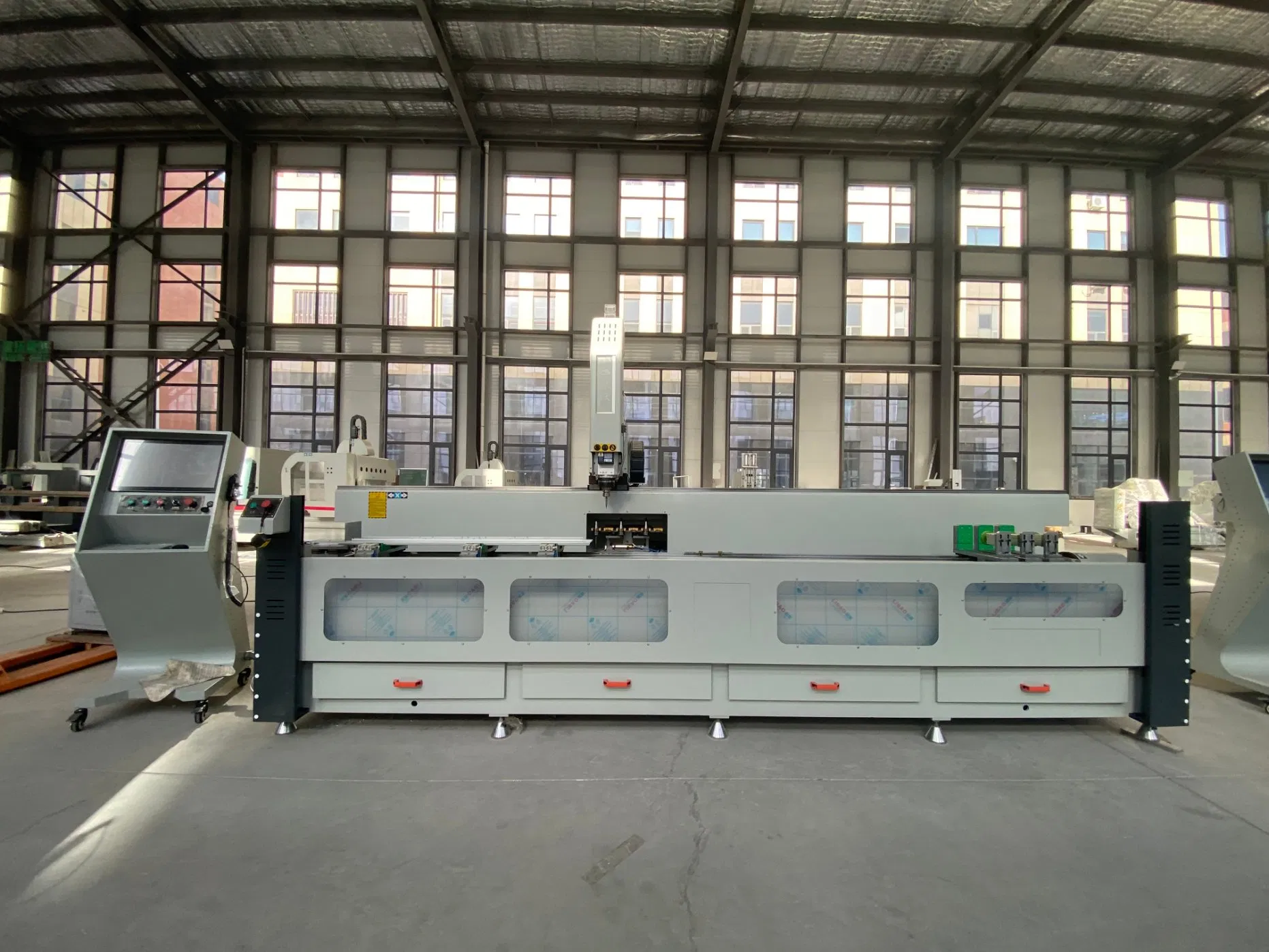 Centro de Usinagem CNC Avançado 3-Axis para Perfis de Alumínio de Precisão