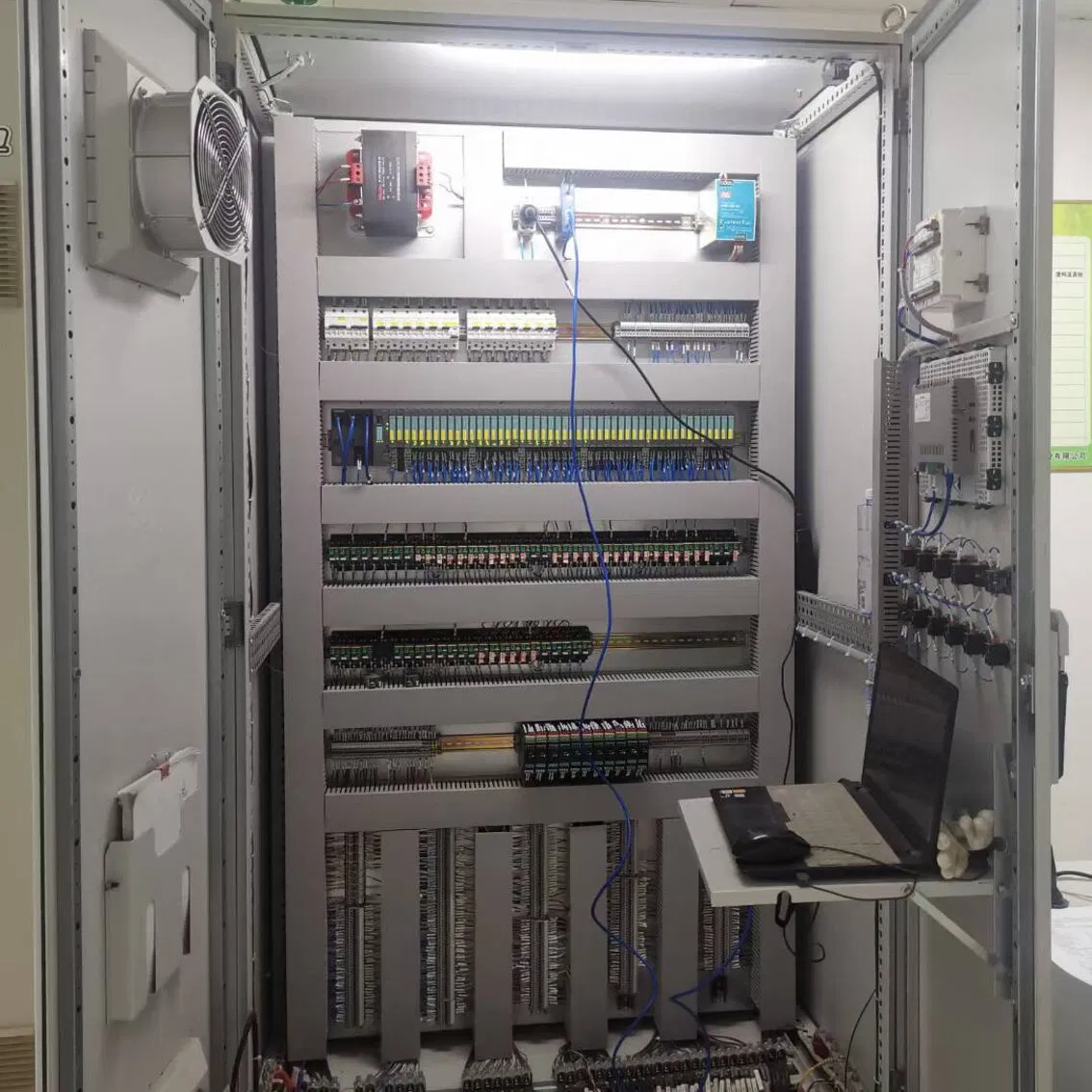 Painel de Controle PLC de Grau Marinho para Equipamentos de Bordo com Resistência a Spray Salino e Entradas de Energia Redundantes