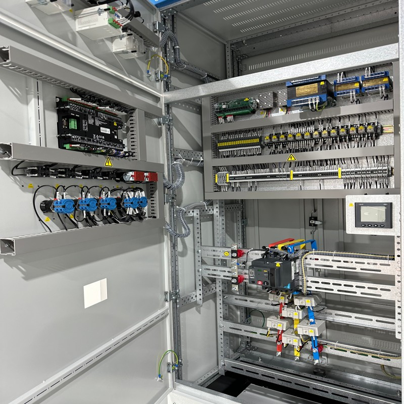 Painel de Sincronização de Geradores Personalizado para Controle de Paralelismo em Sistemas de Energia de Backup