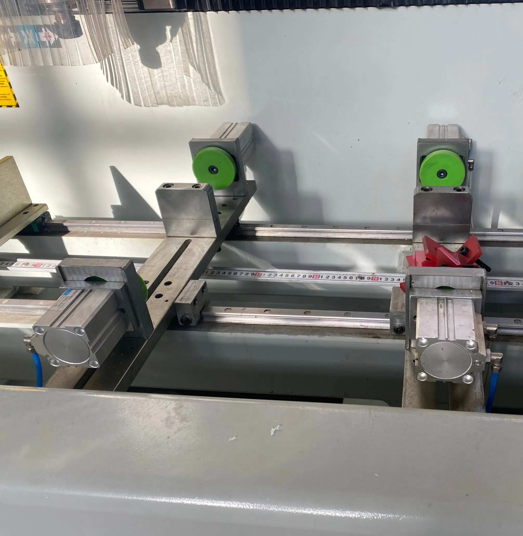 Centro de Usinagem CNC Avançado 3-Axis para Perfis de Alumínio de Precisão
