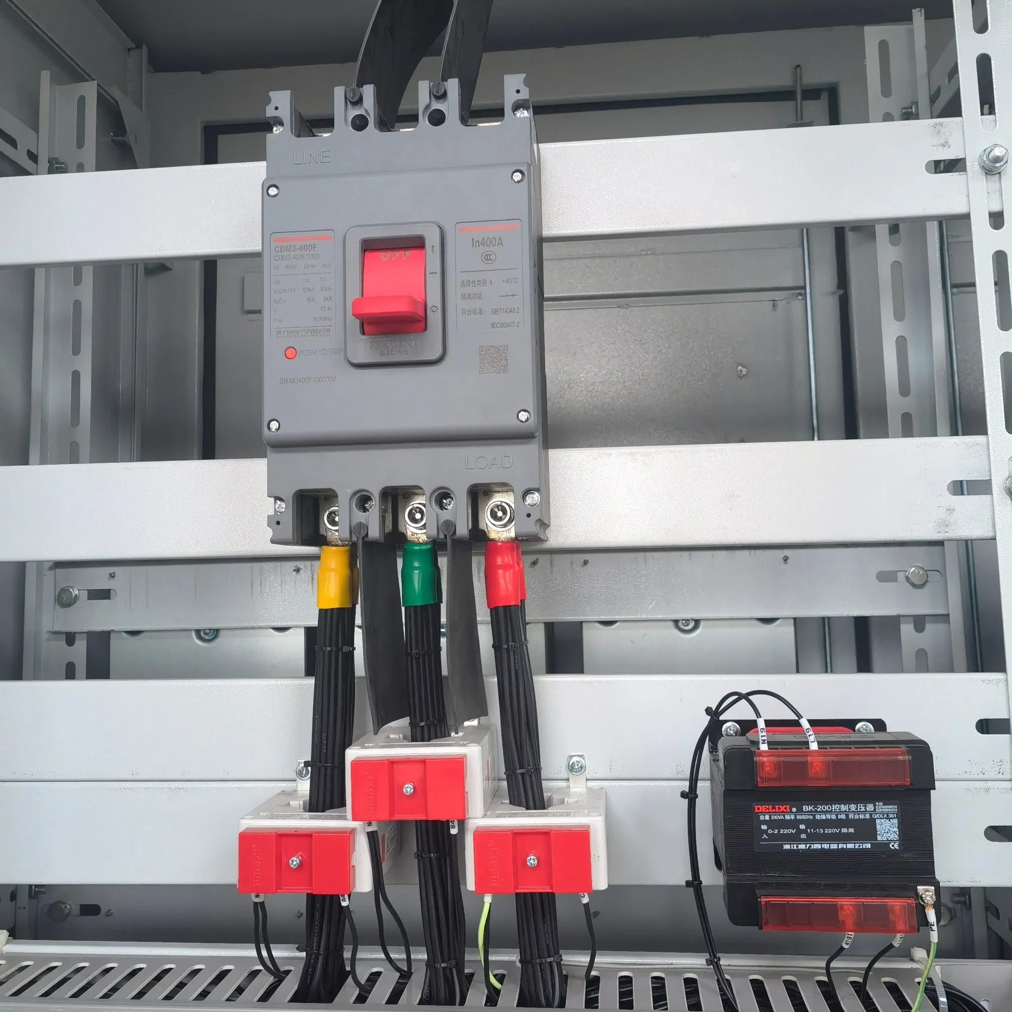 Estação de Carregamento de Nova Energia com Armário de Controle PLC, Medição Inteligente e Integração de Múltiplos Sistemas de Pagamento
