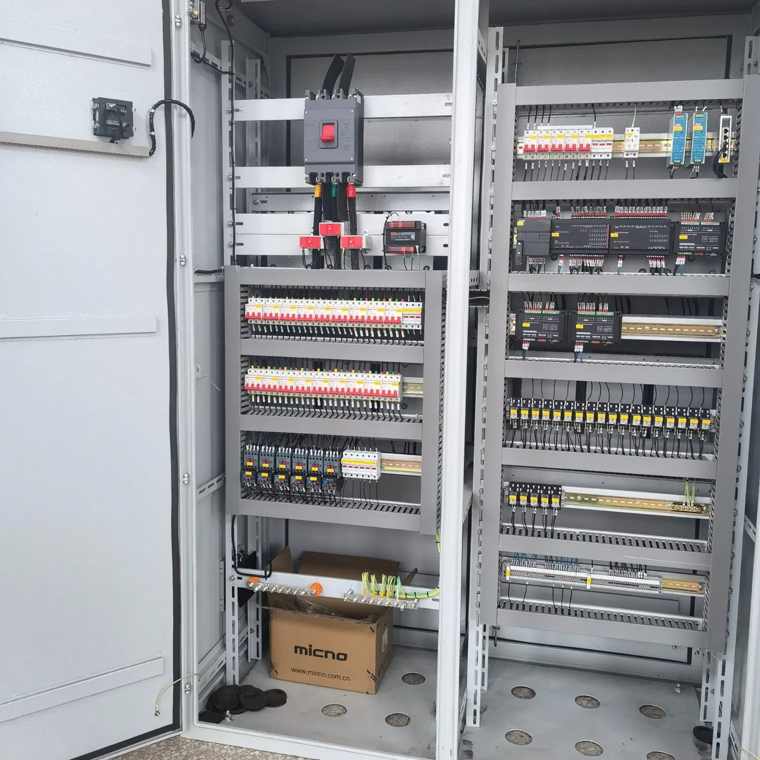 Estação de Carregamento de Nova Energia com Armário de Controle PLC, Medição Inteligente e Integração de Múltiplos Sistemas de Pagamento