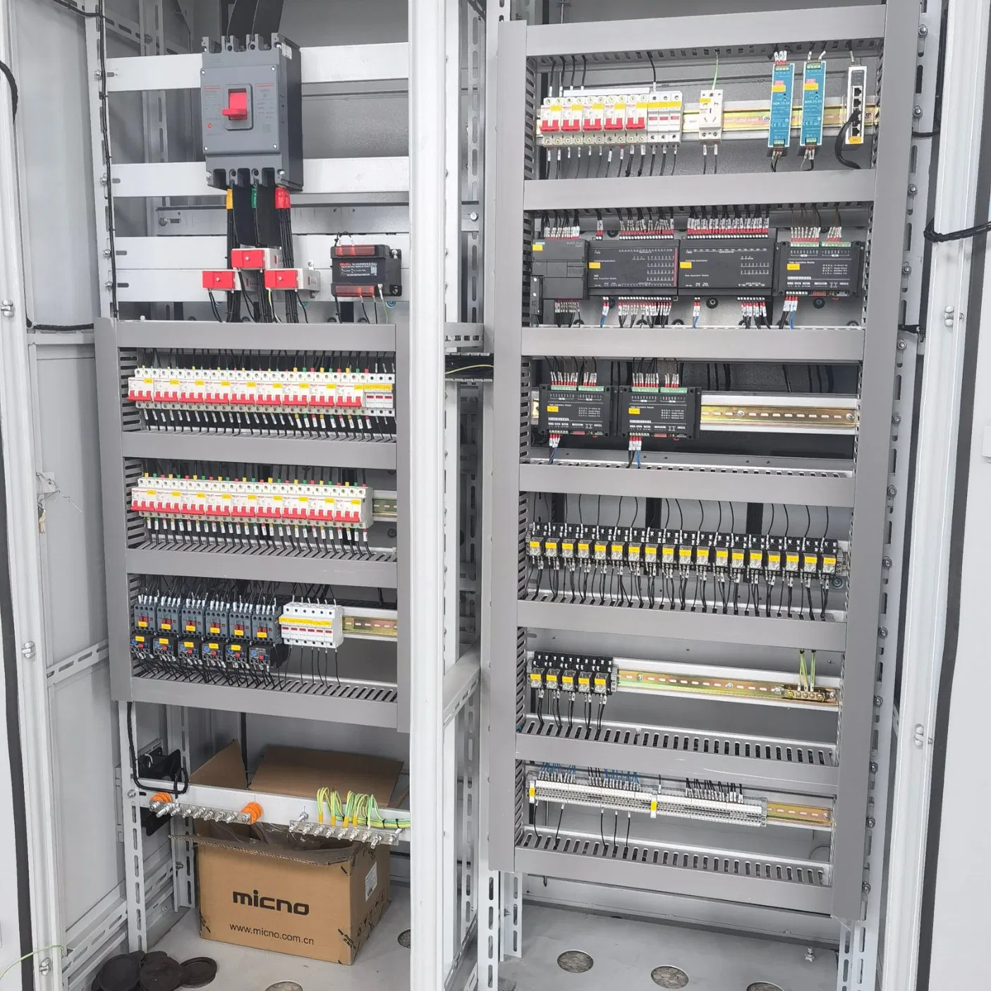 Gabinete de Controle PLC para Exterior com Opção de Energia Solar para Estações de Telecomunicação e Monitoramento Remoto
