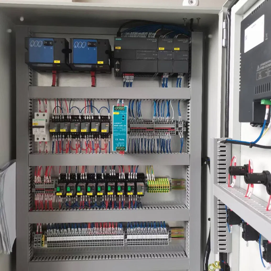 Gabinete de Controle PLC para Exterior com Opção de Energia Solar para Estações de Telecomunicação e Monitoramento Remoto