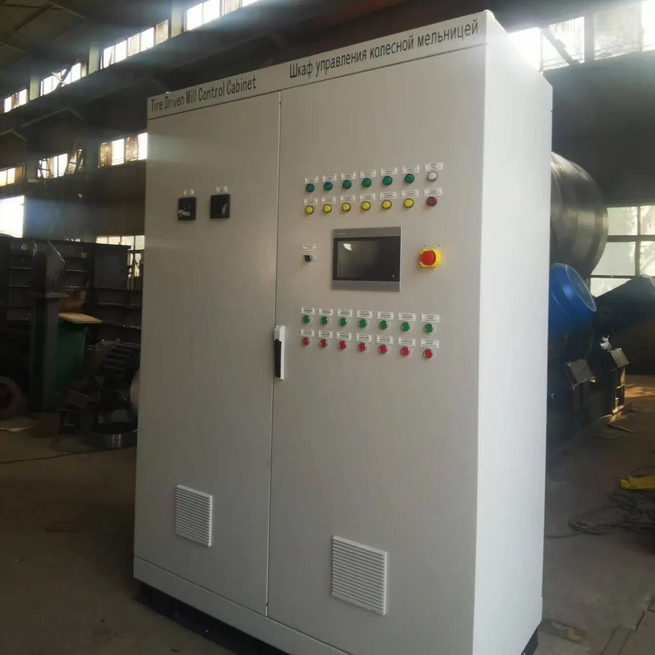 Painel de Controle PLC de Grau Marinho para Equipamentos de Bordo com Resistência a Spray Salino e Entradas de Energia Redundantes