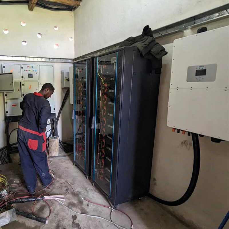 تخزين الطاقة الكهربائية عالي الجهد 50kwh 100kwh 150kwh 200kwh LiFePO4 حل بطارية الألواح الشمسية للمشروع