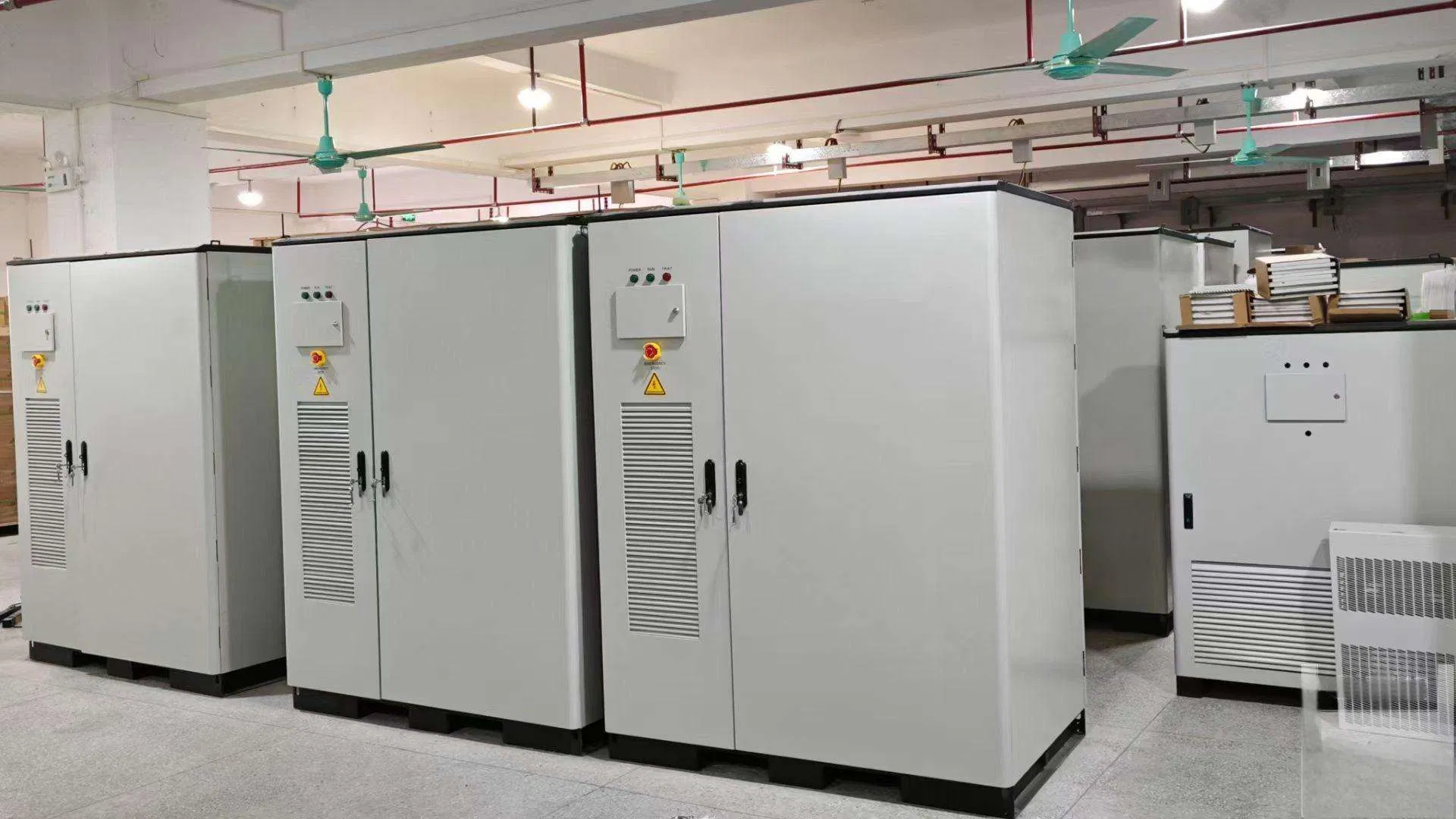 نظام بطارية ليثيوم يانغتسي 200kw+372kwhl LiFePO4 تبريد هواء خارج الشبكة لخزانة تخزين الطاقة عالية القدرة