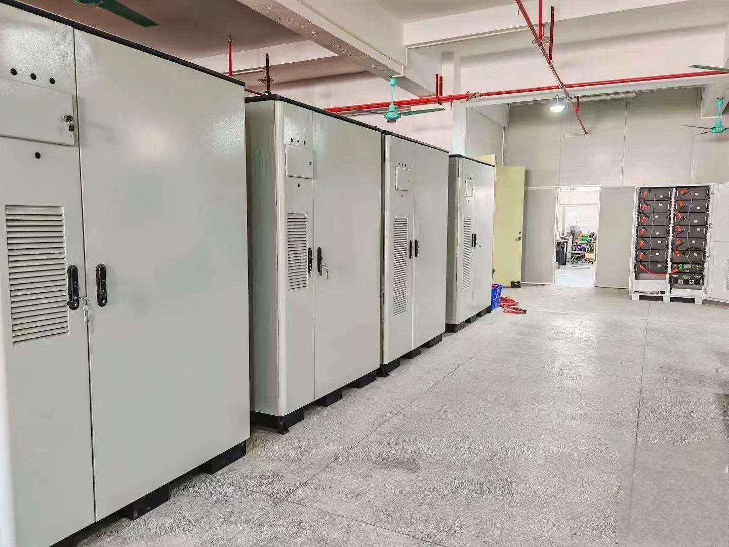 نظام بطارية ليثيوم يانغتسي 200kw+372kwhl LiFePO4 تبريد هواء خارج الشبكة لخزانة تخزين الطاقة عالية القدرة