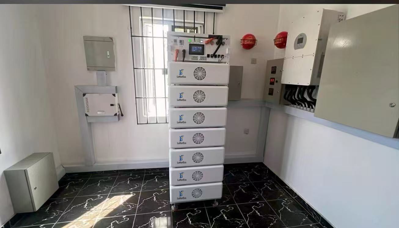 25.6V 100ah 2.5kw 2500W بطارية ليثيوم أيون مثبتة على الحائط بالتوازي LiFePO4 مع نظام إدارة البطارية لتخزين الطاقة الشمسية المنزلية
