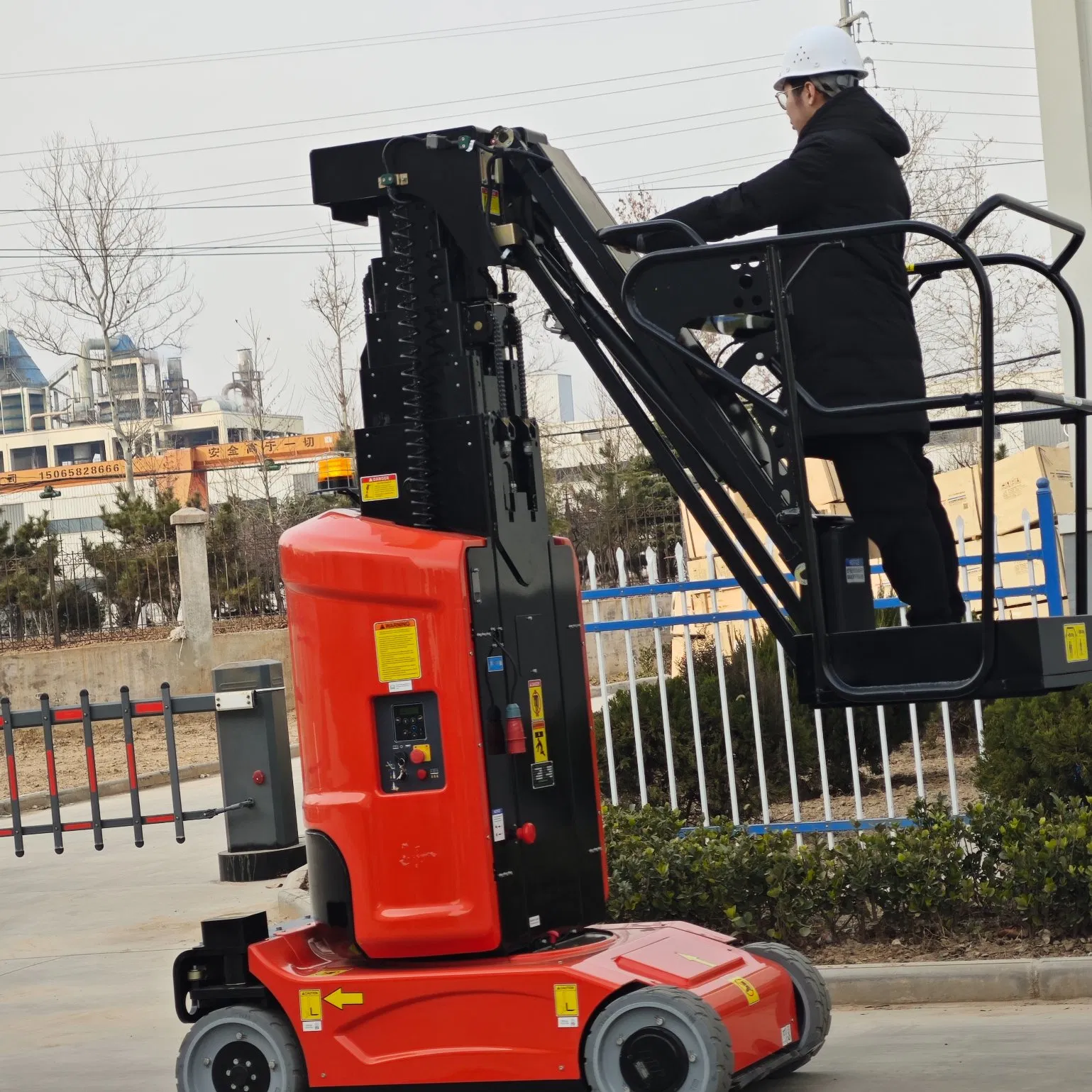 Electric Lift Mini Self-Propelled Vertical Mast Boom Lift Small Factory Sale Aerial Work Platform with Jib Chain Sling for Hoists